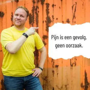 Marcel met tekst: pijn is een gevolg, geen oorzaak.